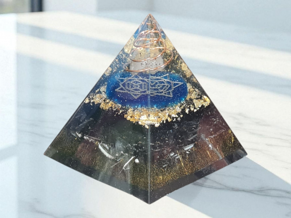 Orgonite pyramide bleu noir merkaba